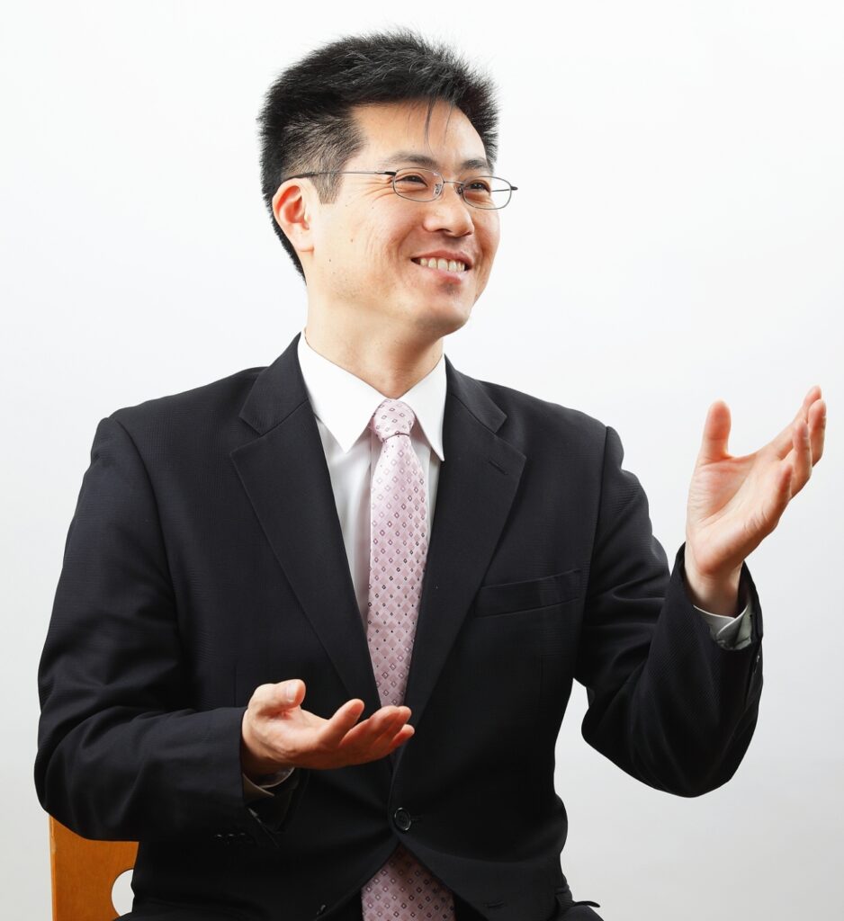 岡本陽がコンサルティングをする様子